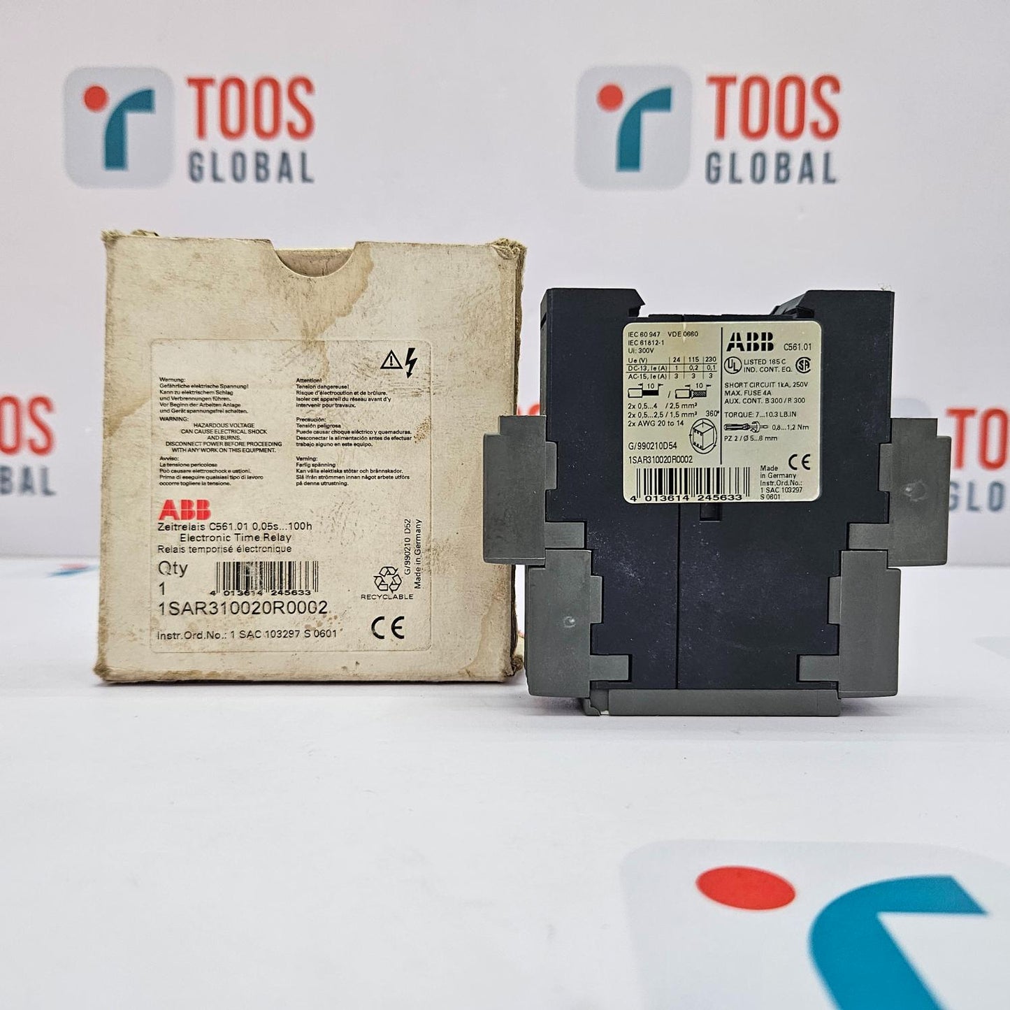 电气部件与包装箱在TOOS GLOBAL背景前
