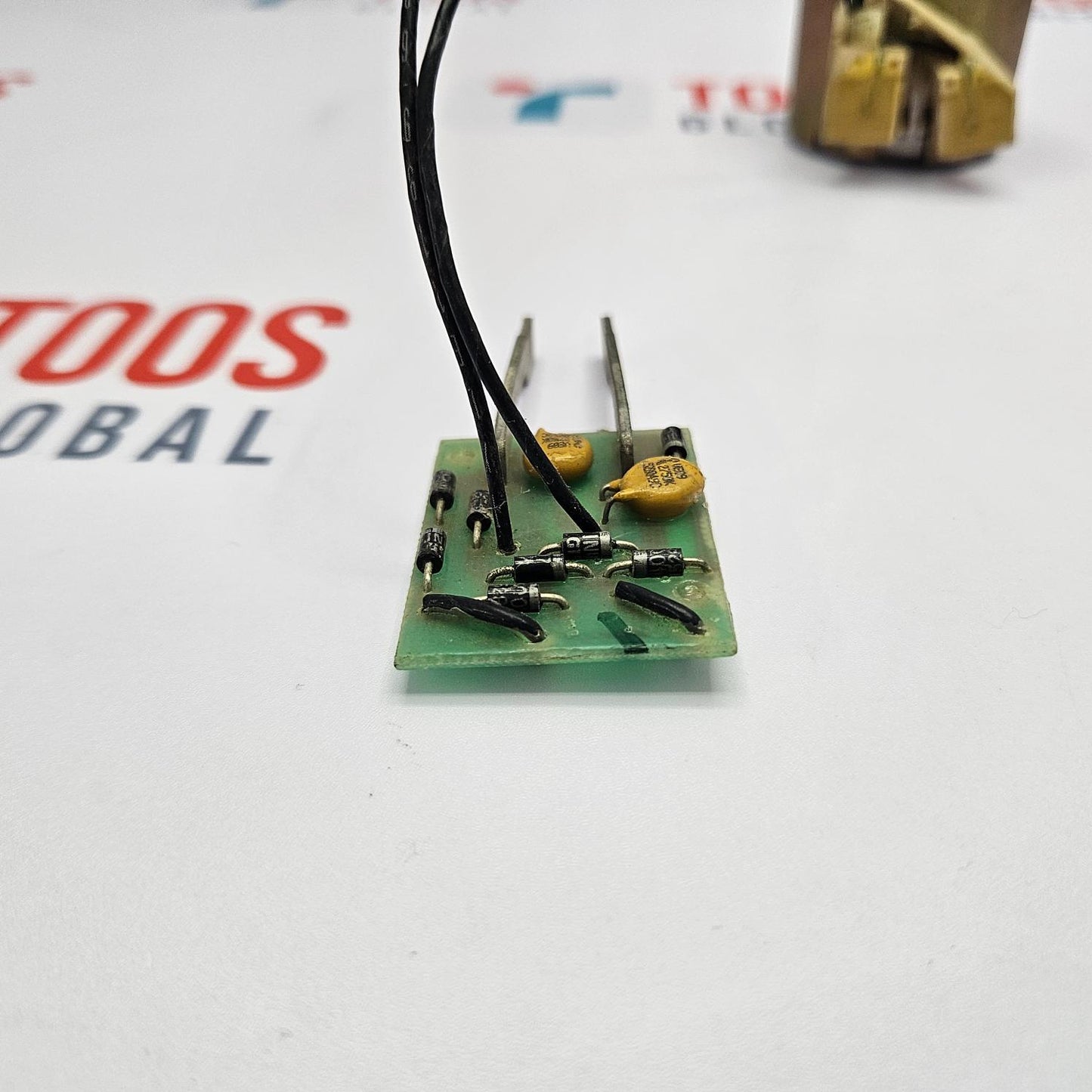 MERLIN GERIN 685 658 XF-E CLOSING RELEASE CIRCUIT BREAKER