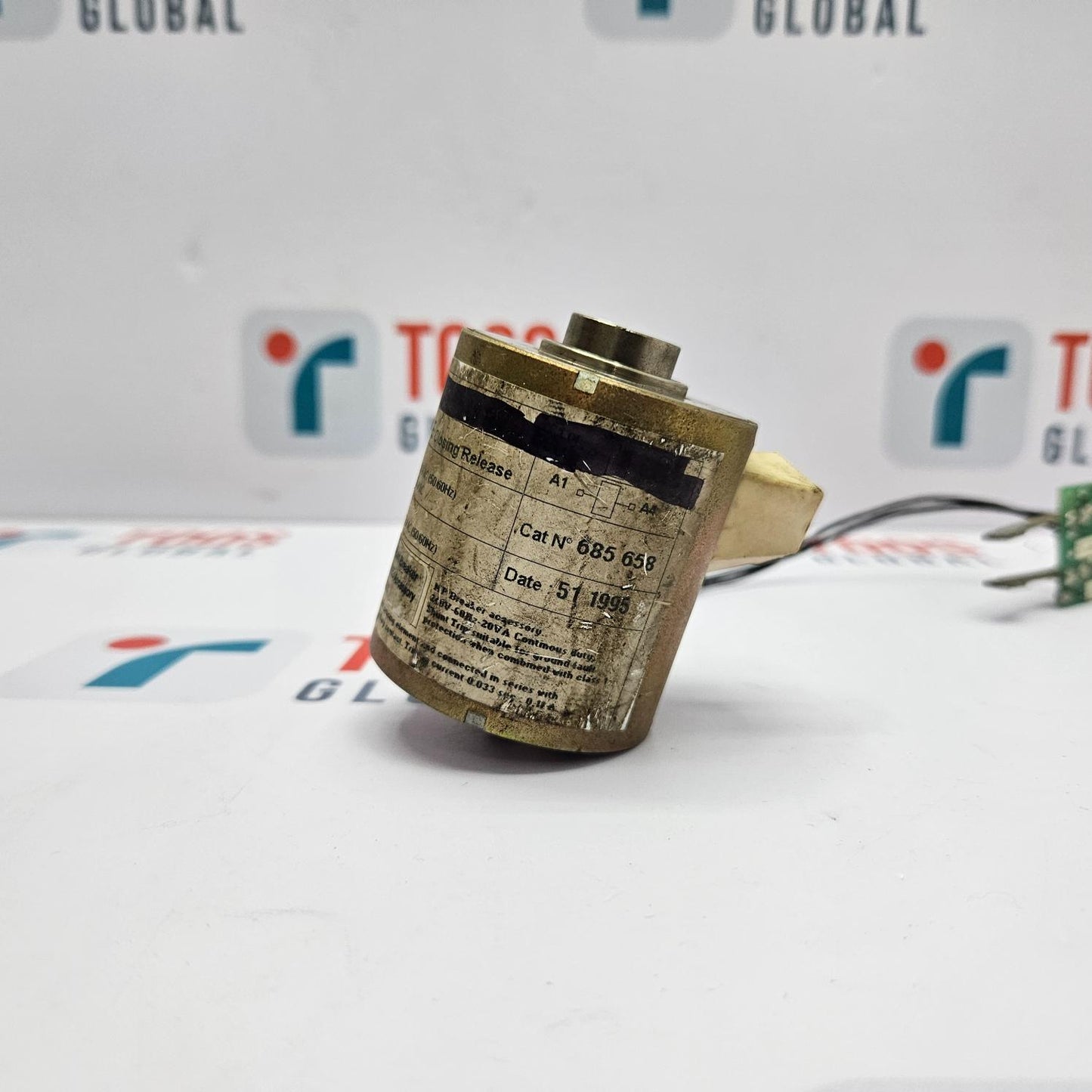 MERLIN GERIN 685 658 XF-E CLOSING RELEASE CIRCUIT BREAKER