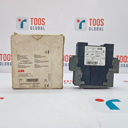 电气接触器与包装箱在带有'TOOS GLOBAL'标志的背景前