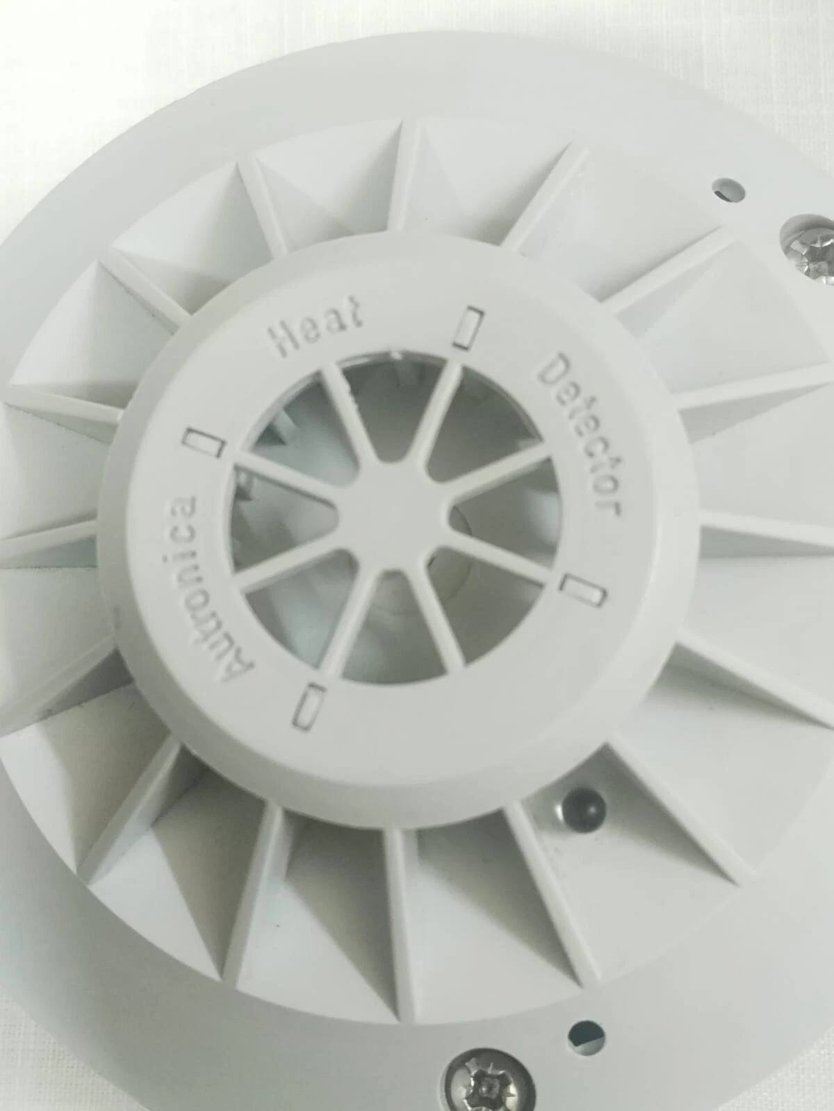 White heat detector with 'Nokian' branding on a white background