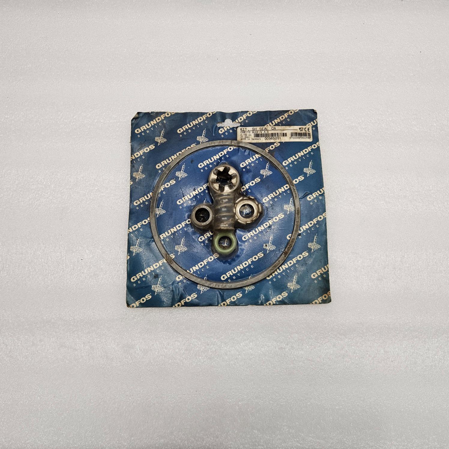 GRUNDFOS 00985201 KIT SH SEAL CR CR8/16 AUUE/V A-B Mechanical component on a blue Grundfos packaging on a gray background