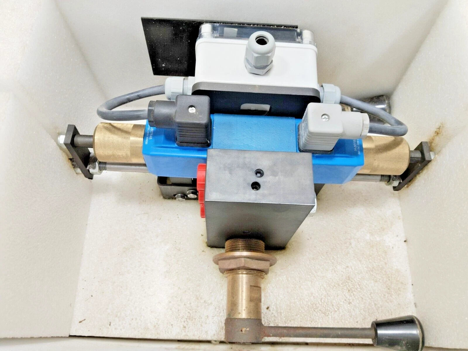 Kongsberg Door Control Valve Assembly R/h Part No. AEE6013-GP2 Mechanical device with various components on a white background