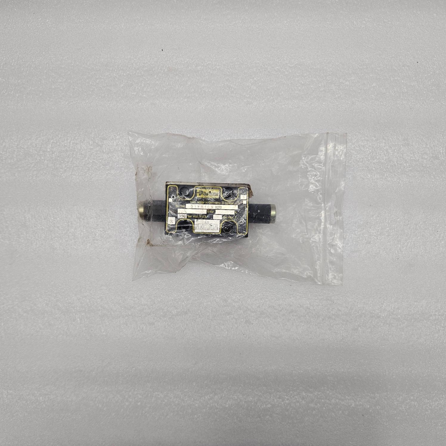 PARKER D1VP1CN9070 PILOT VALVE Electronic component in a clear plastic bag on a gray background