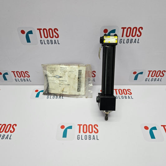 PARKER MC-M1100 PNEUMATIC CYLINDER packaged in a white plastic bag with a label, placed next to the cylinder which is black with a yellow label, on a background with the TOOS GLOBAL logo.