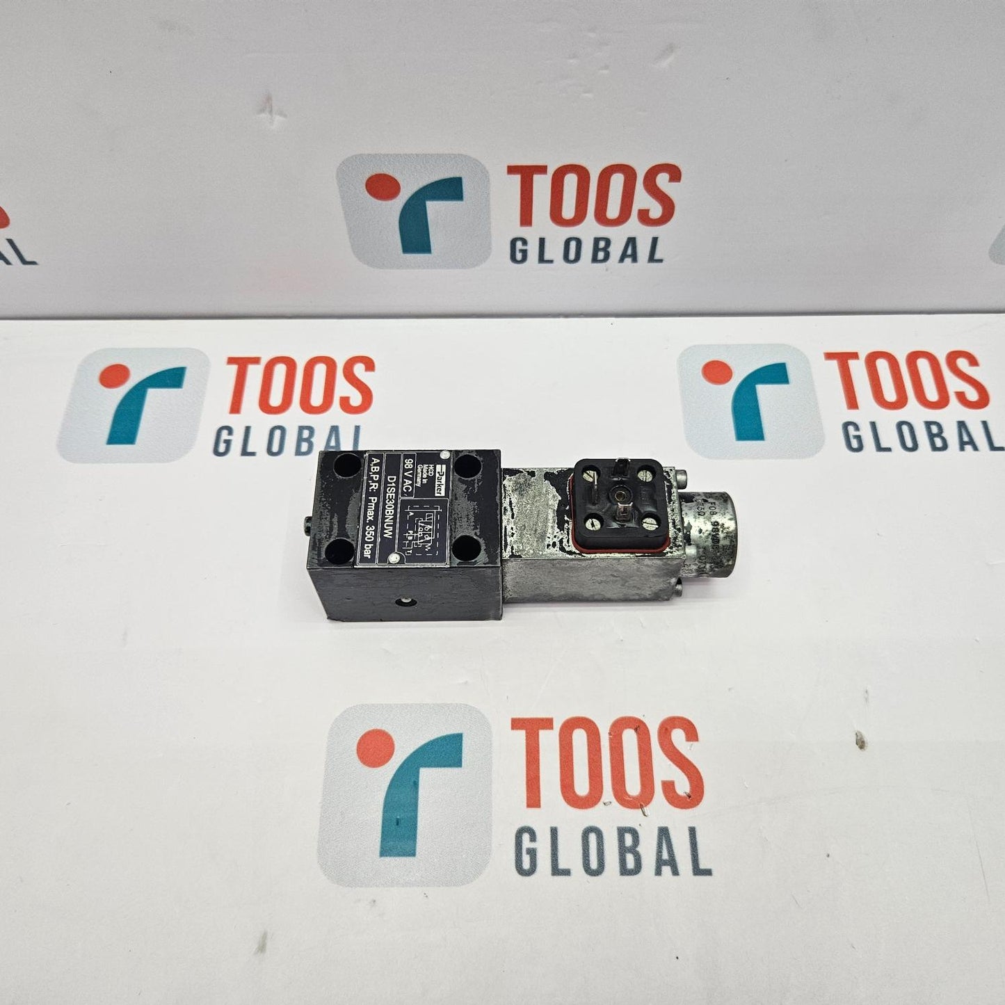 Parker D1SE30BNUW 3/2 Way Seated Type Directional Control Valve Mechanical component on a white background with 'TOOS GLOBAL' logos.