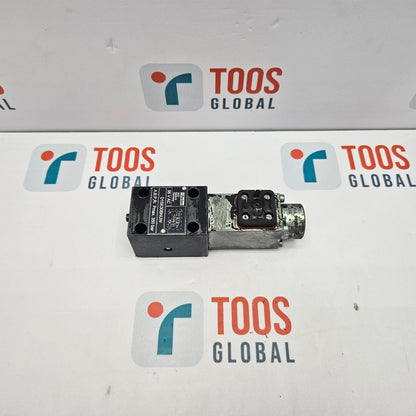 Parker D1SE30BNUW 3/2 Way Seated Type Directional Control Valve Mechanical component on a white background with 'TOOS GLOBAL' logos.