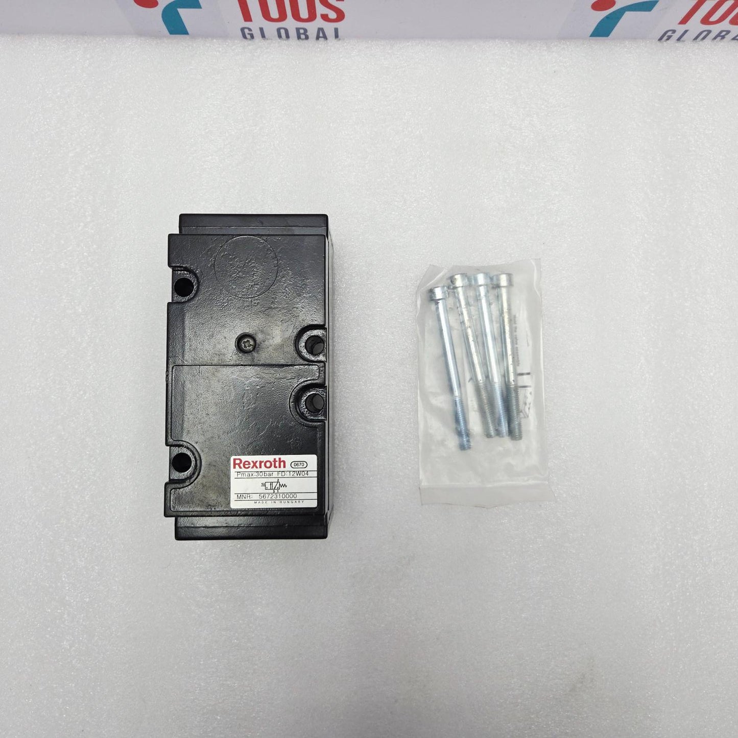 REXROTH 5672310000 30-BAR PNEUMATIC DIRECTIONAL VALVE with screws on a white background