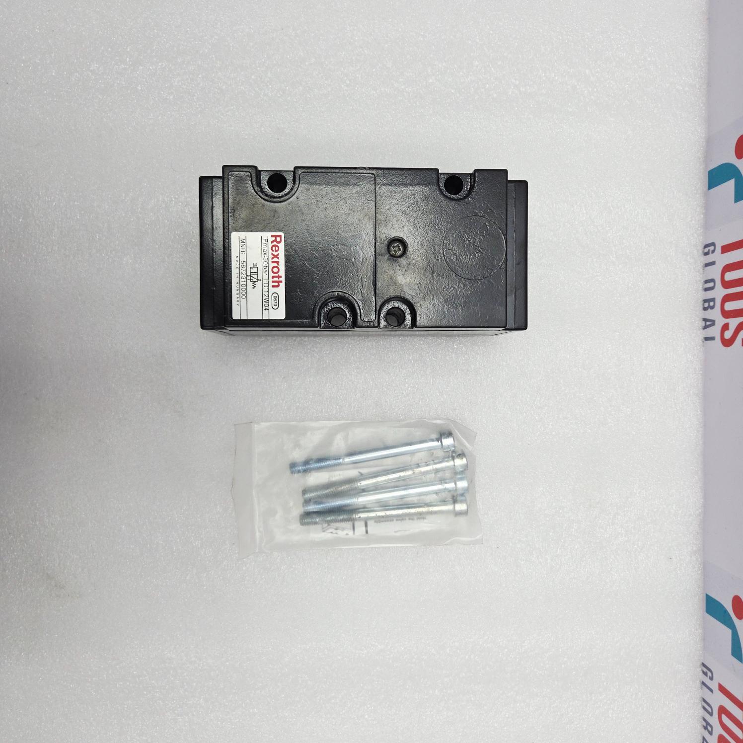 REXROTH 5672310000 30-BAR PNEUMATIC DIRECTIONAL VALVE with screws on a white background