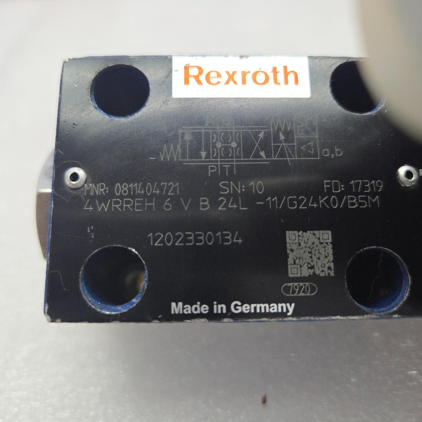 Rexroth 0811404721 Proportional Directional Valve 4WRREH6VB24L-11/G24K0/B5M New