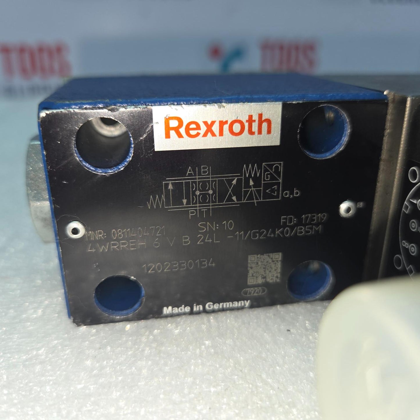 Rexroth 0811404721 Proportional Directional Valve 4WRREH6VB24L-11/G24K0/B5M New