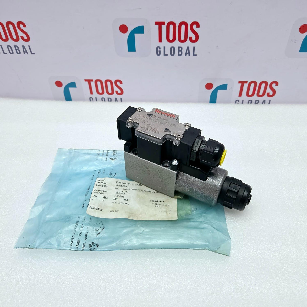 Rexroth R901470674 Directional Spool Valve 4WE6Y62/EG24NJ3DLSO929 ON TOOS BACKGROUND